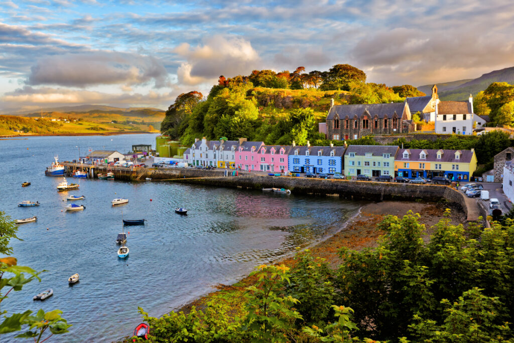 Pastel colored houses of Portree, Isle of Skye bu zhuzhu