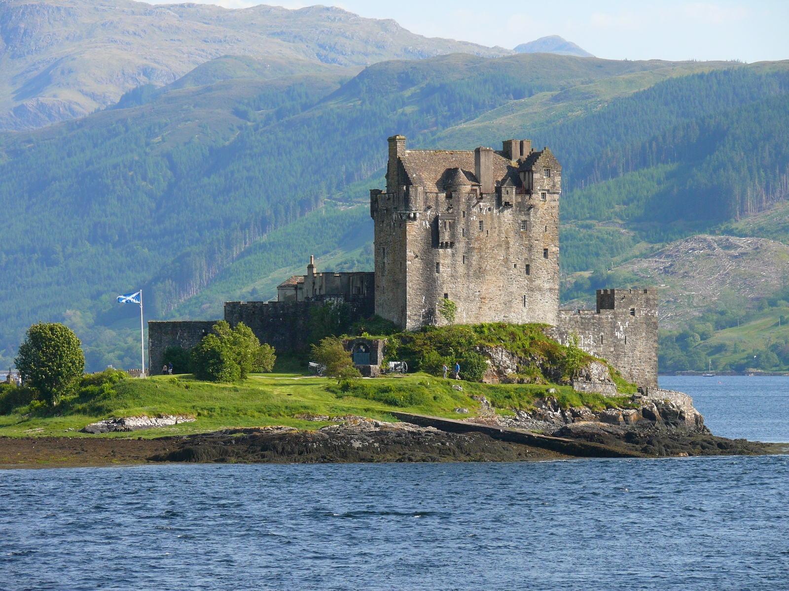 Eilean Donan Castle, Scotland / (WT-shared) Albion [CC BY-SA 4.0-3.0-2.5-2.0-1.0]