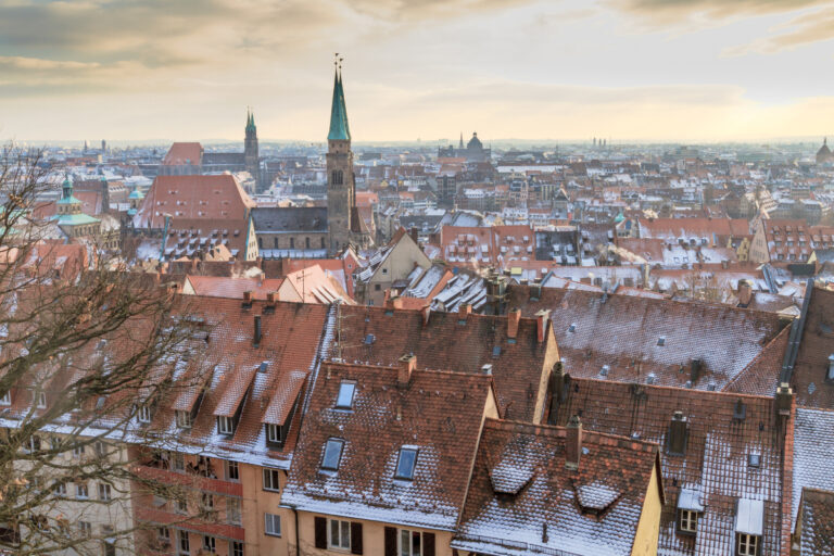 Snow-dusted buildings in Nuremberg during the holidays. Image by Bertl123