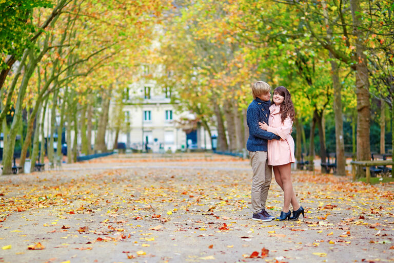 Couple kissing in a park in autumn by @encrier